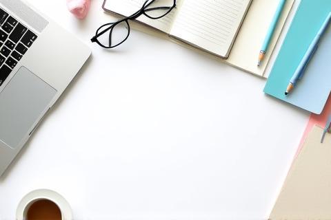 書類やペンが置かれたデスクで、広報戦略を練っている様子。